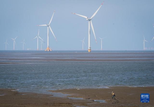 工人在位于遼寧省葫蘆島市的徐大堡核電站3號(hào)機(jī)組施工現(xiàn)場(chǎng)作業(yè)